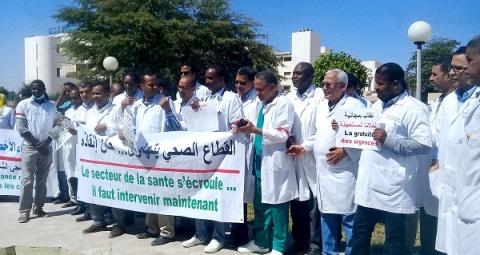  أطباء خلال احتجاجات سابقة في المستشفى الوطني